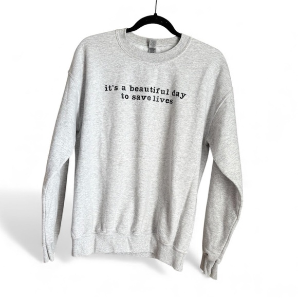 Gildan Tops - Grey Sweatshirt Beautiful Day Med